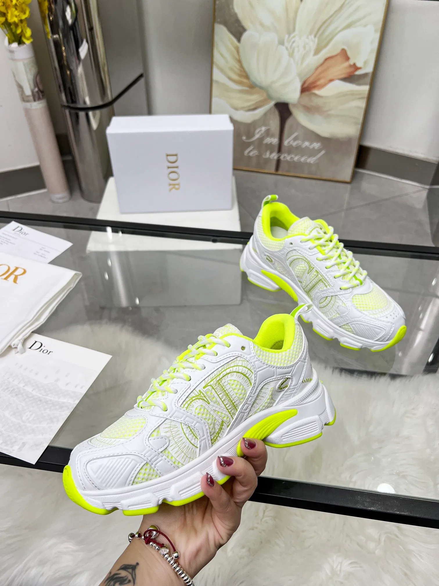 P560🐮🐮The official website of Dijia's new colors has been updated simultaneously [Celebration] This Dior Vibe sneaker incorporates Dior's high-end spirit and reinterprets classic running shoes. White mesh fabric features an Oblique print and is paired with laminated leather-effect panels in gold and silver tones for a contrasting look. It is further embellished with classic details such as 3D effect details, the lucky star symbol on the rear, and the logo on the tongue and rear pull tab. The lightweight sole is embellished with gray stars, complementing a variety of casual or elegant pieces for a modern look. Size: Women’s size 35-41 (35/42 can be customized) Men’s size 40-46 (39/46 can be customized)